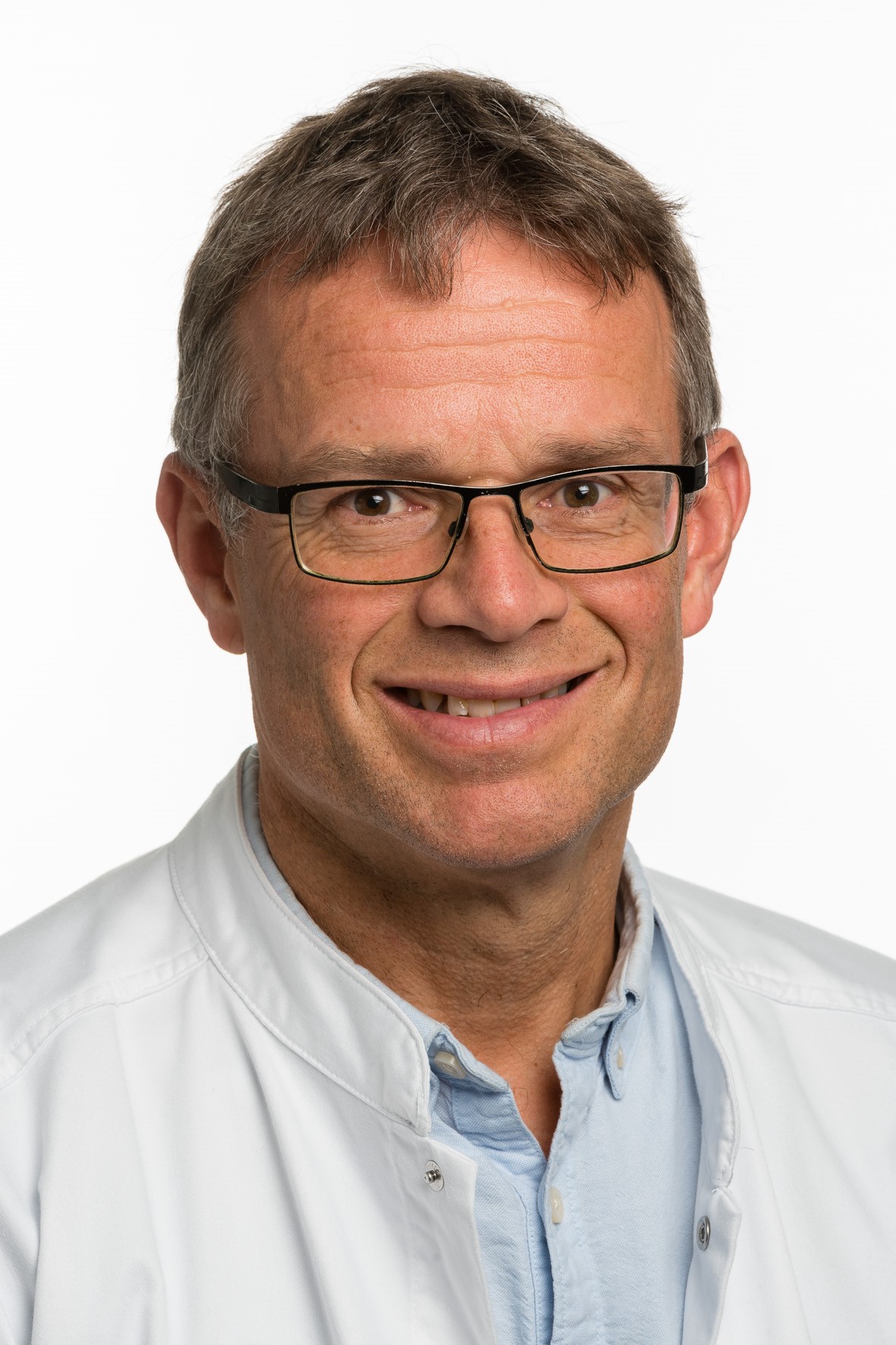 [Translate to English:] Martin Lind er ny klinisk lærestolsprofessor på Institut for Klinisk Medicin, hvor han har specialiseret sig inden for ortopædkirurgi og idrætstraumatologi. Foto:Michael Harder.