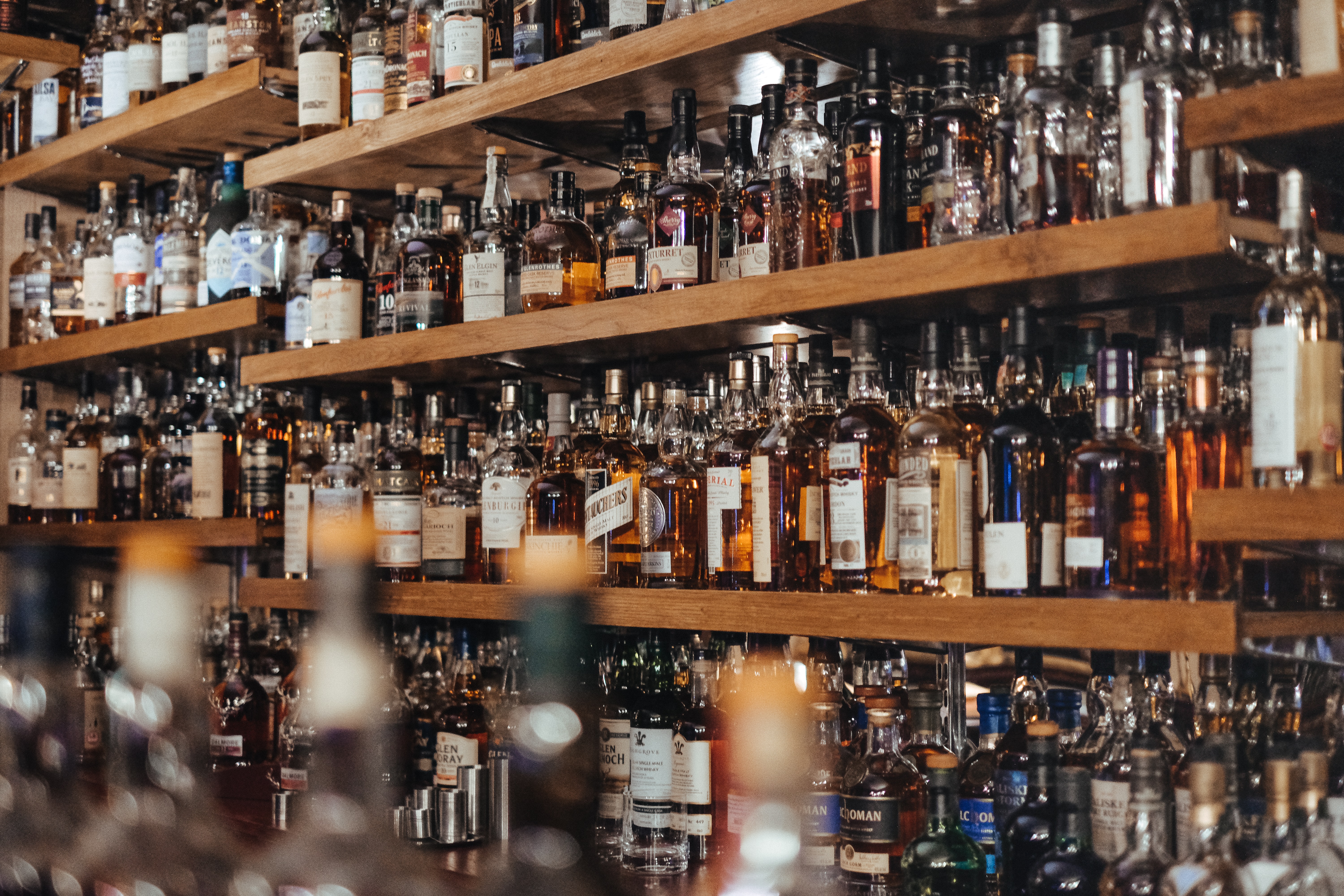 Den solgte mængde ren alkohol er faldet med 22 procent fra 1994 til 2018. I samme periode er antallet af alkoholrelateret leversygdomme også faldet i Danmark. Foto: Adam Wilson, Unsplash