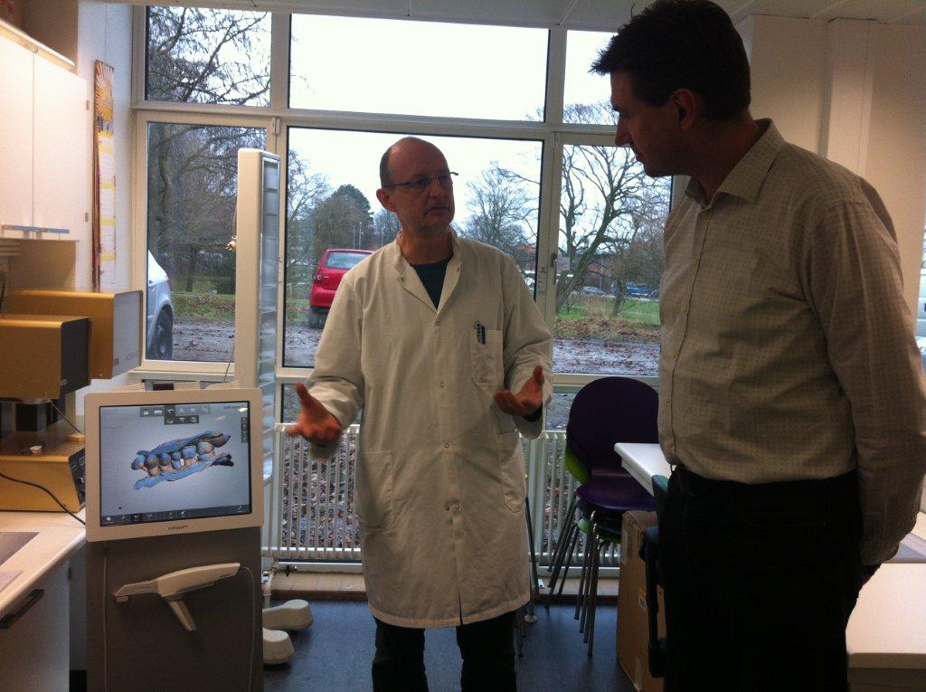 Cheftekniker på Centrallaboratoriet på Institut for Odontologi Dirk Leonhardt viser dekan Allan Flyvbjerg, hvordan digitale tandmodeller bliver brugt i fremstilling af proteser. Foto: AU Kommunikation. Cheftekniker på Centrallaboratoriet på Institut for Odontologi Dirk Leonhardt viser dekan Allan Flyvbjerg, hvordan digitale tandmodeller bliver brugt i fremstilling af proteser. Foto: AU Kommunikation.